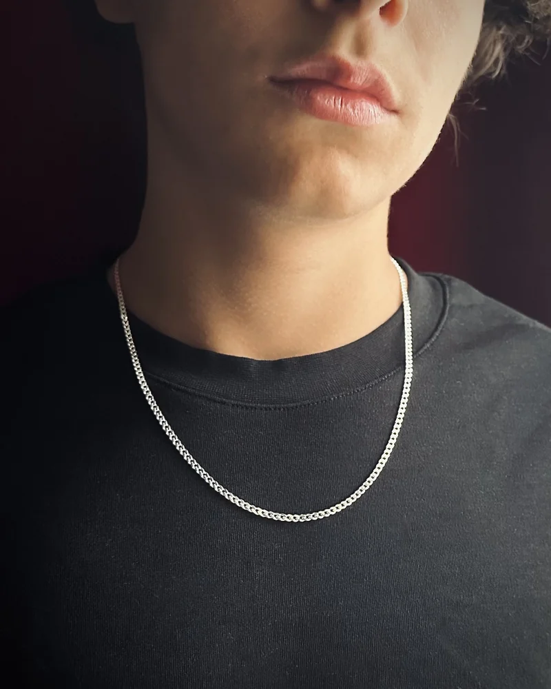 A 3 mm cuban chain worn on its own, at 50 cm